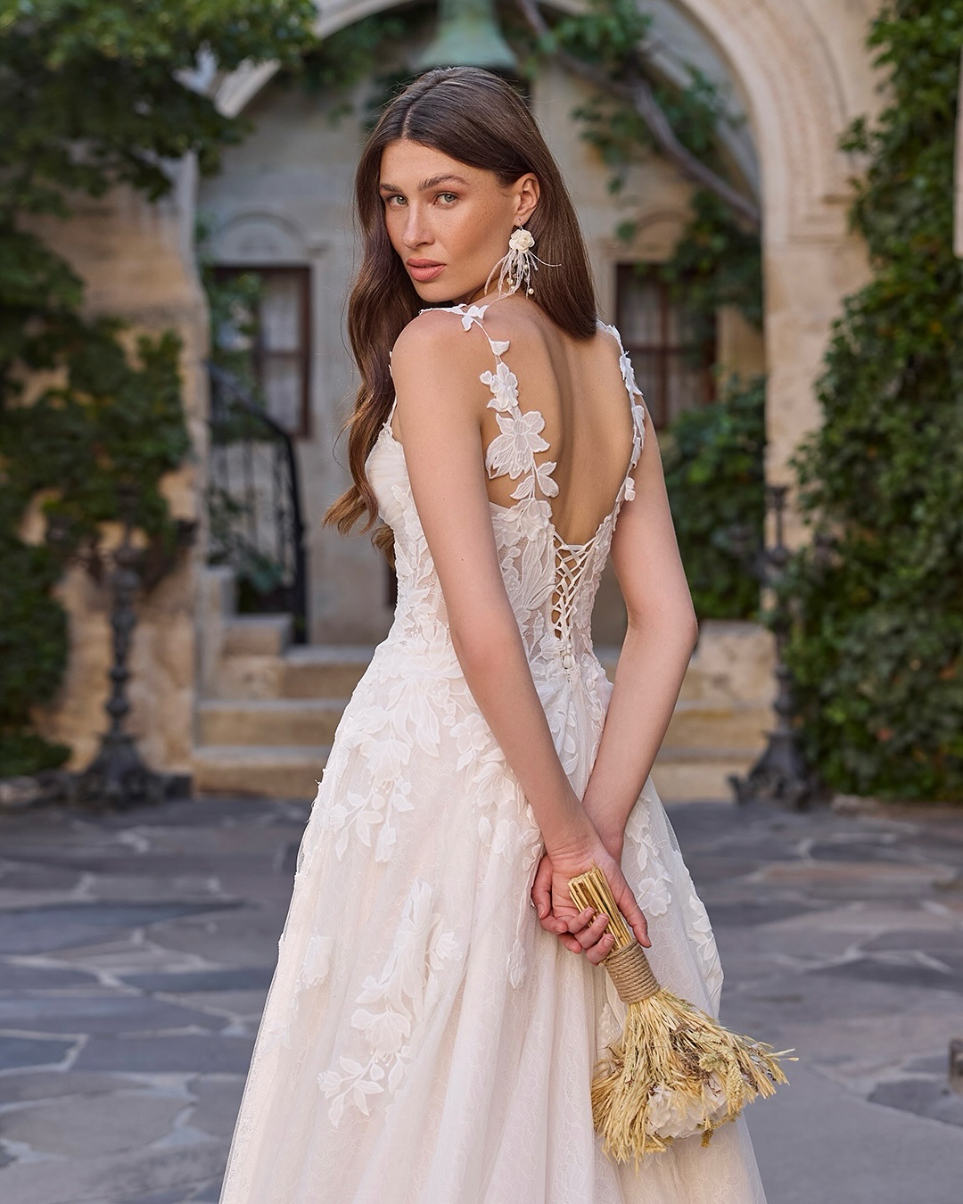 Straplez korse üst detaylı, dantel dokulu ve yırtmaçlı Vip Gelinlik gelinlik modeli dış çekim pozunda