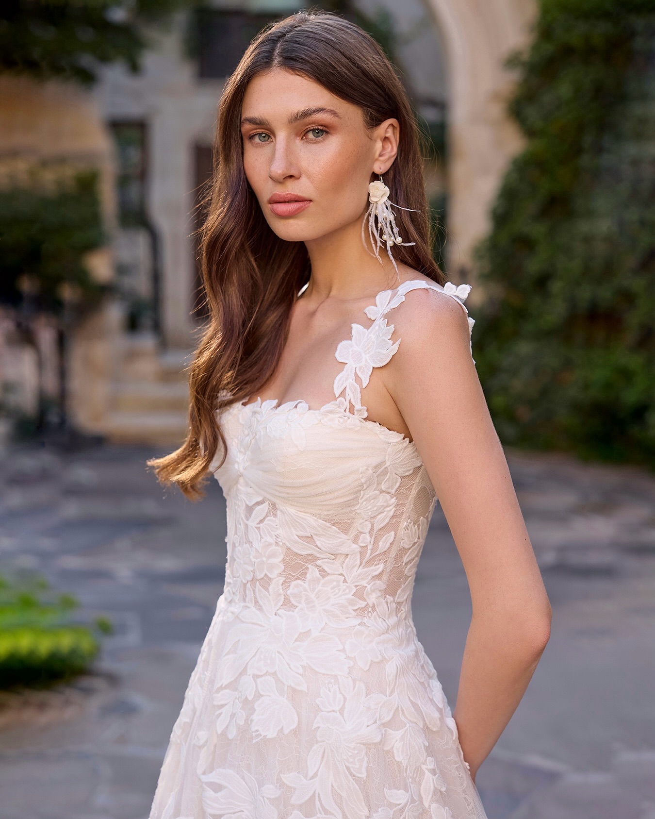Vip Gelinlik dantel gelinlik – yanda yüksek yırtmaç detayı ve 3D çiçek aplikeleriyle modern romantik görünüm