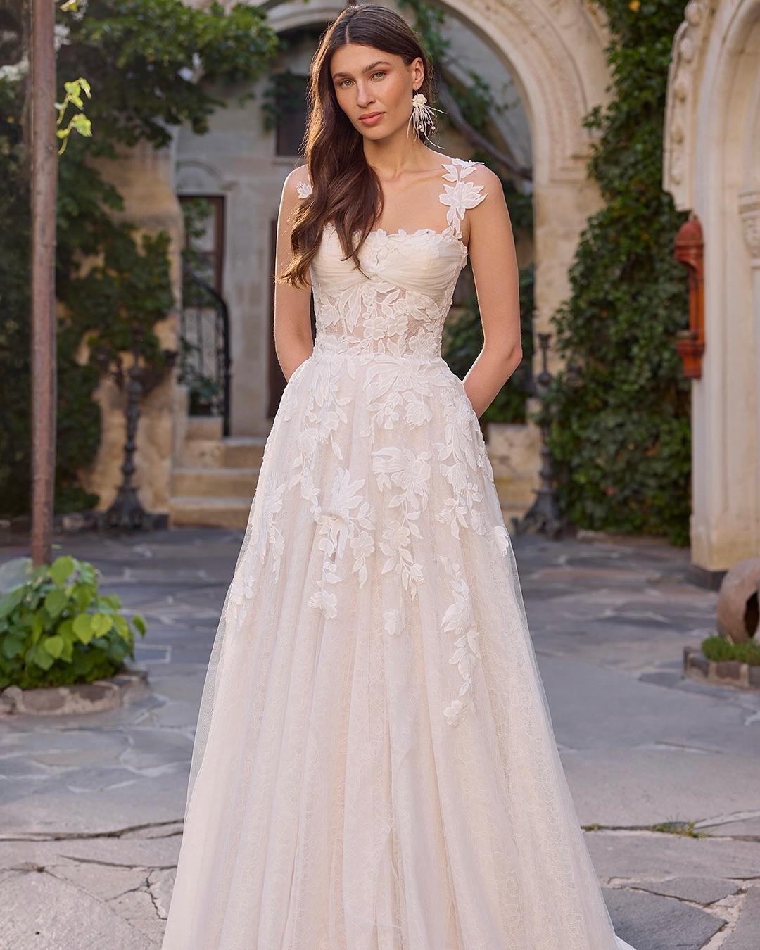 Yakın plan Vip Gelinlik gelinlik – straplez korse form, dantel işleme ve belde çiçek detayları