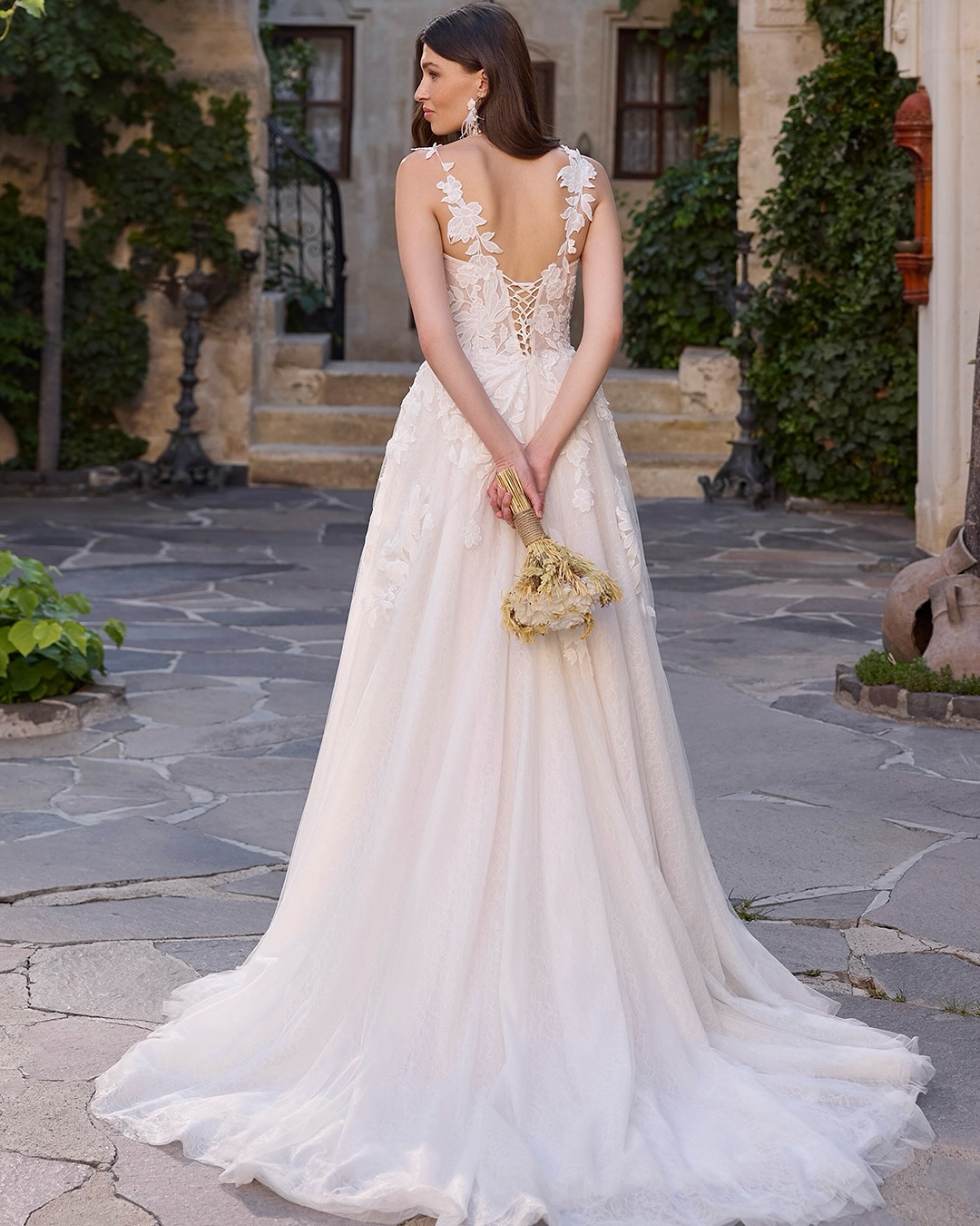 Vip Gelinlik gelinlik modeli – straplez dantel tasarım, zarif siluet ve romantik dokulu dış mekan çekimi