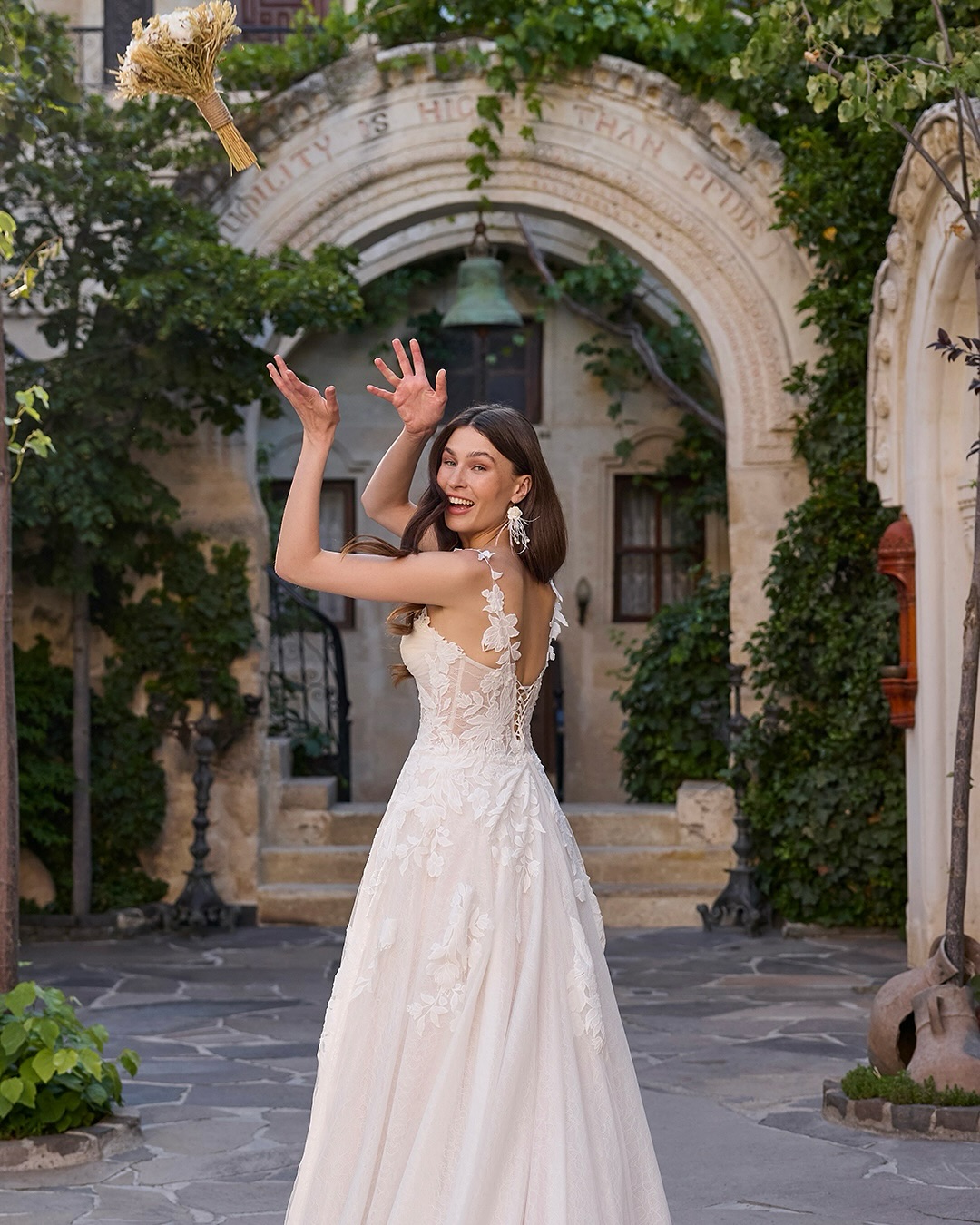 Modern romantik Vip Gelinlik gelinlik – dantel kumaş, çiçek aplikeler ve şık straplez yaka detayı