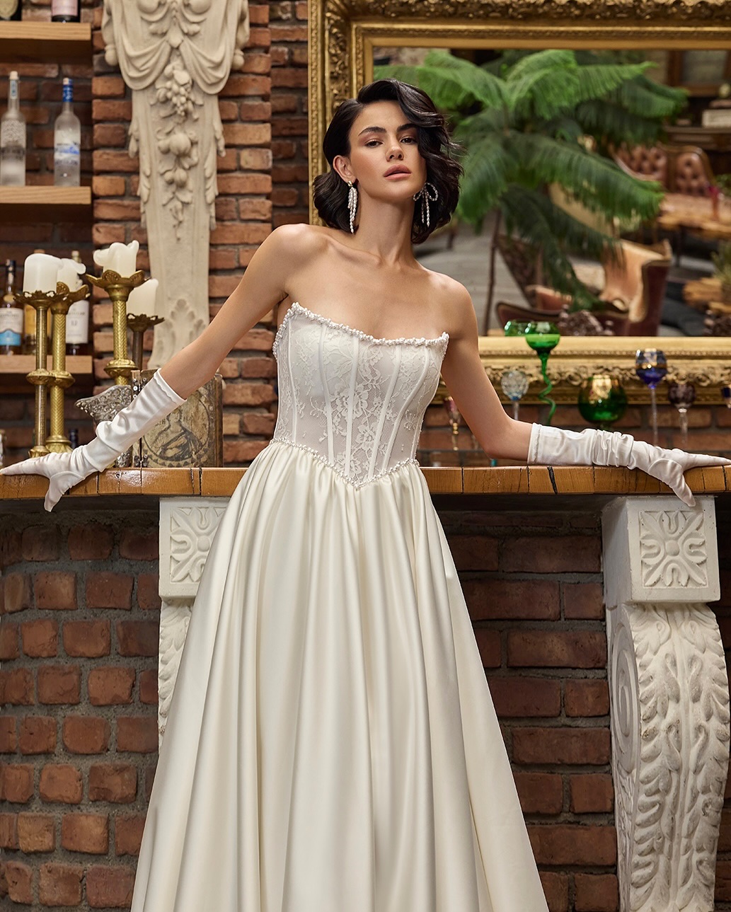 Straplez korsajlı, dantel işlemeli A kesim Vip Gelinlik modeli gelinlik – uzun saten eldivenle şık görünüm