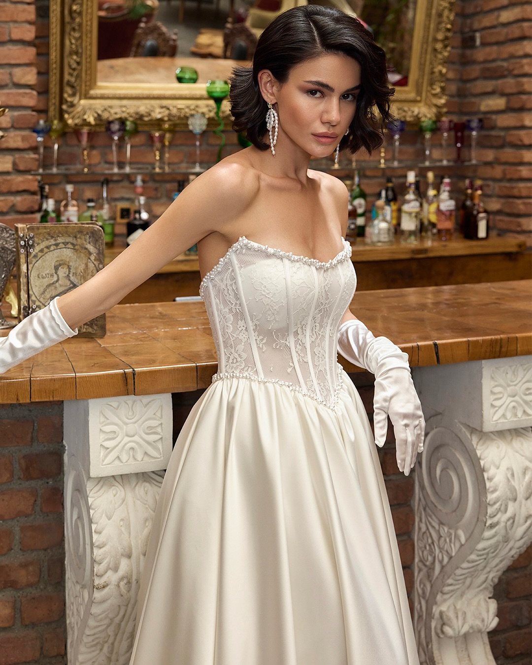 Yakın plan Vip Gelinlik straplez gelinlik – dantel aplikeler, korsaj çizgileri ve inci detaylı bel hattı