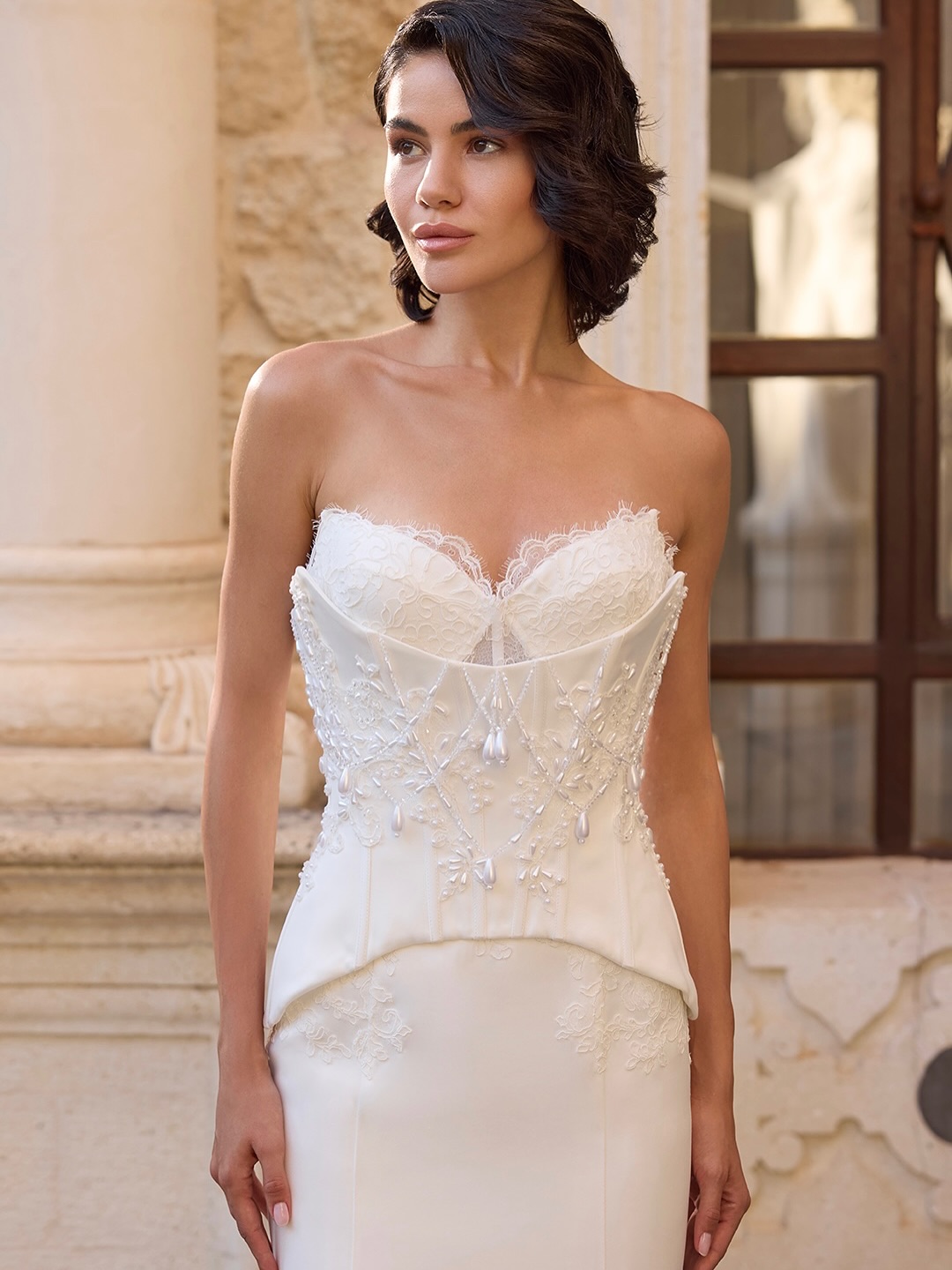 “Vip Gelinlik straplez balık gelinlik yakın plan – korsaj formu, inci ve boncuk işlemeli üst beden detayı”