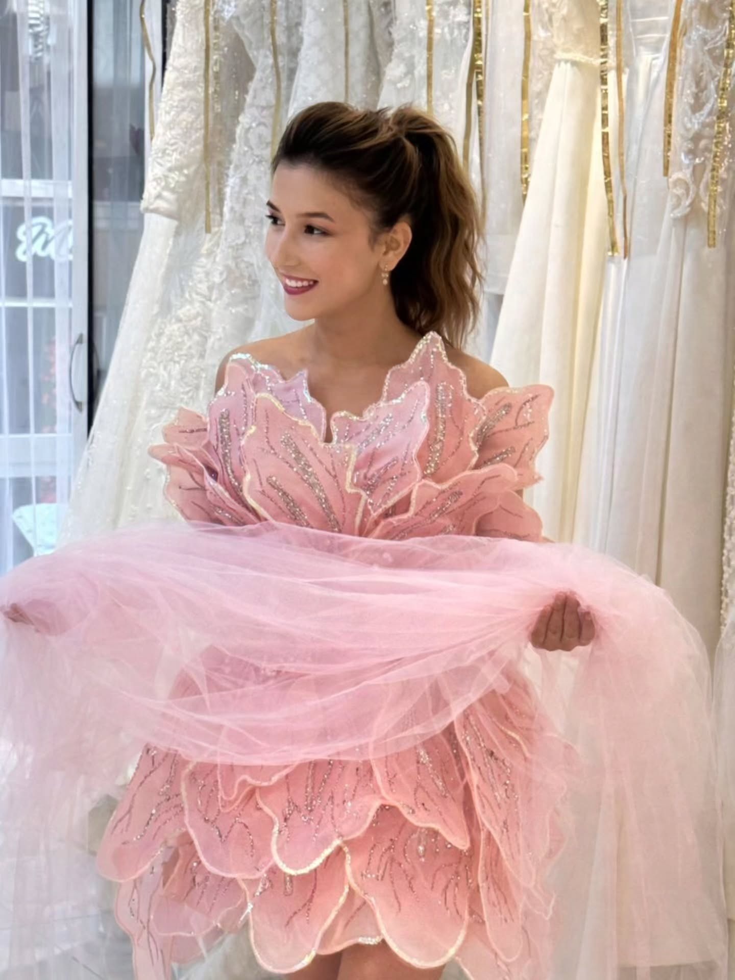 Swarovski işlemeli after party elbisesi ayna karşısı görünümü