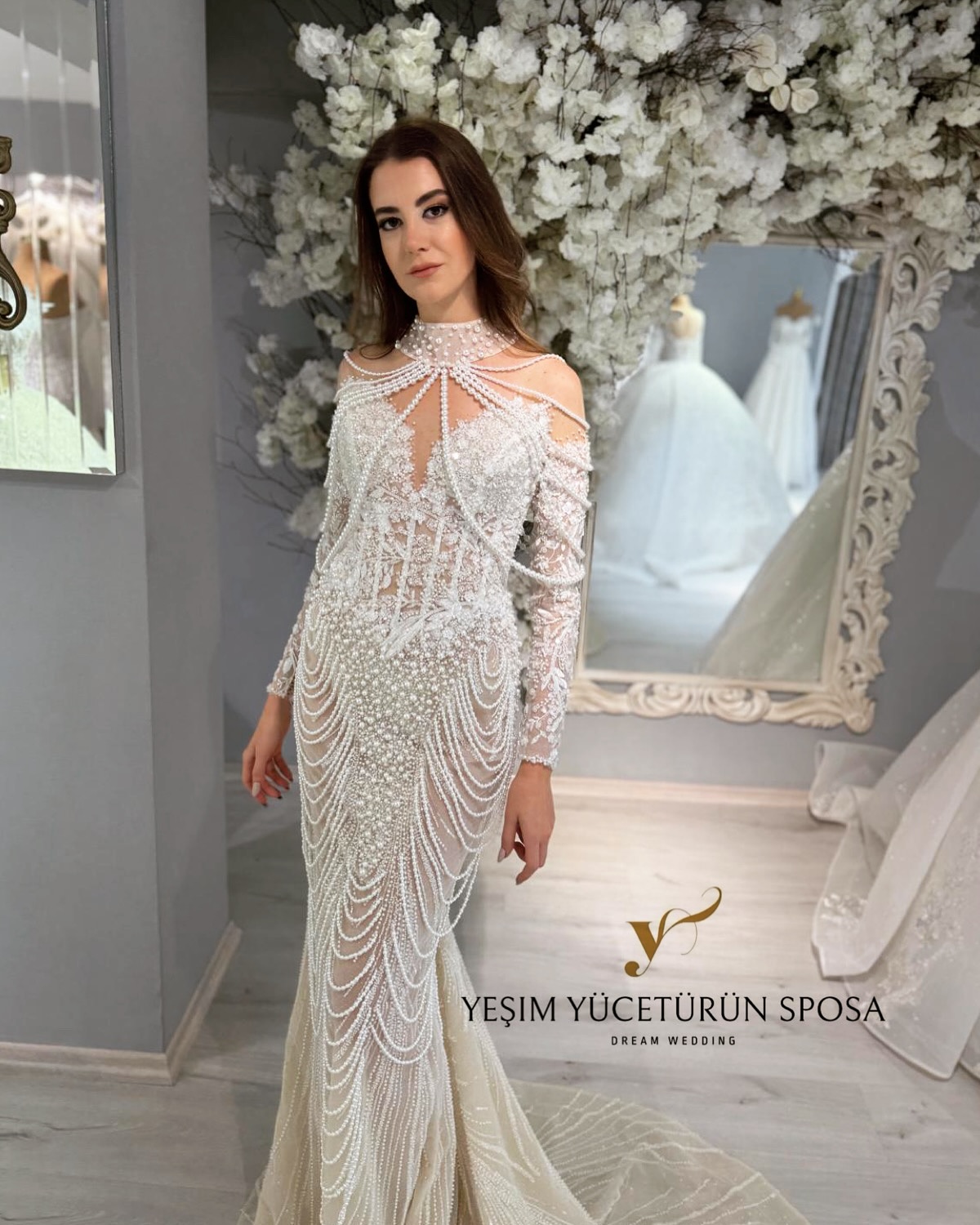 Yeşim Yücetürün Sposa imzalı inci işlemeli balık kesim gelinlik modeli, uzun kollu ve omuz detaylı ışıltılı tasarım
