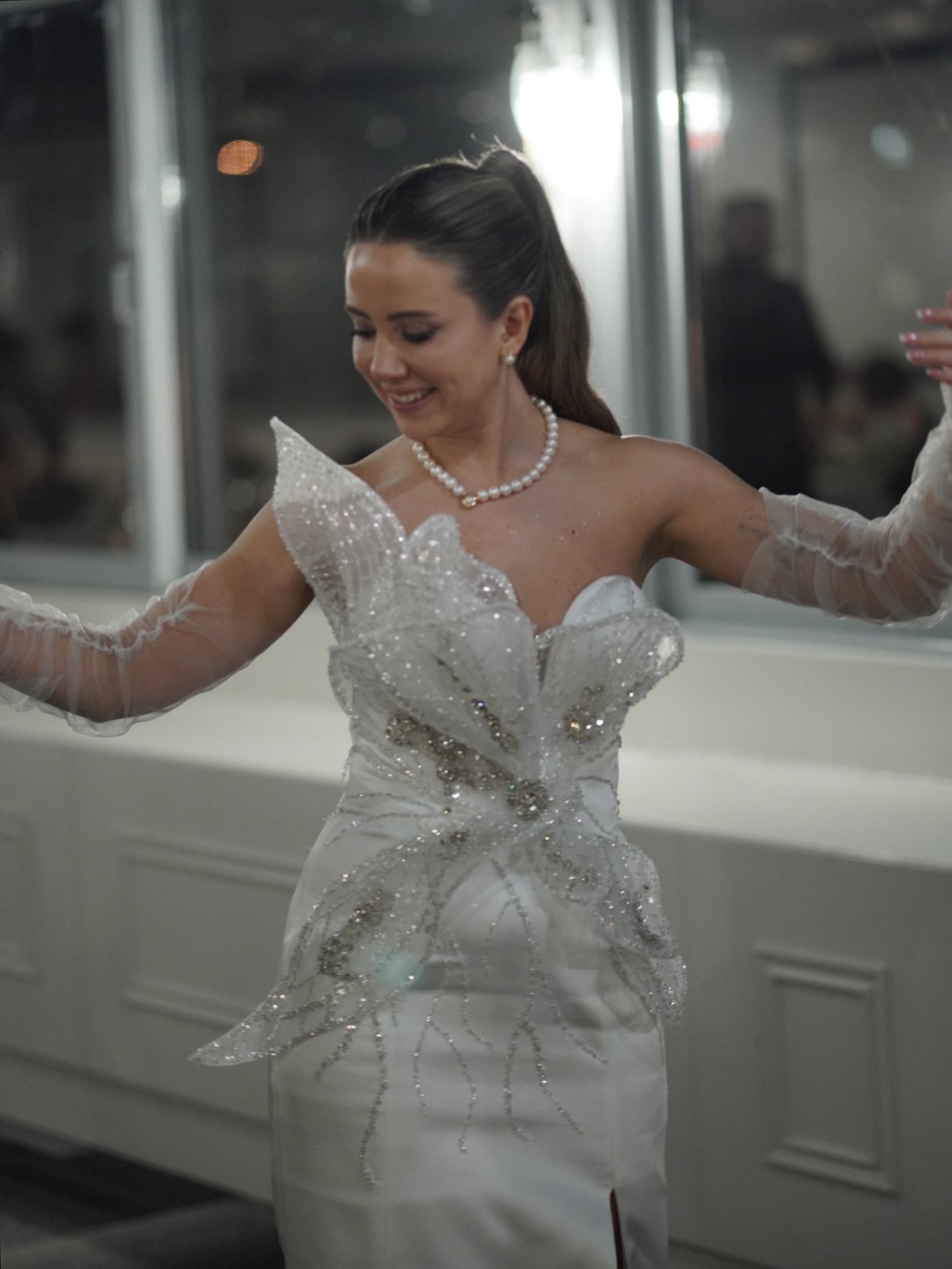 Yaprak aplikeli taş işlemeli modern gelinlik modeli