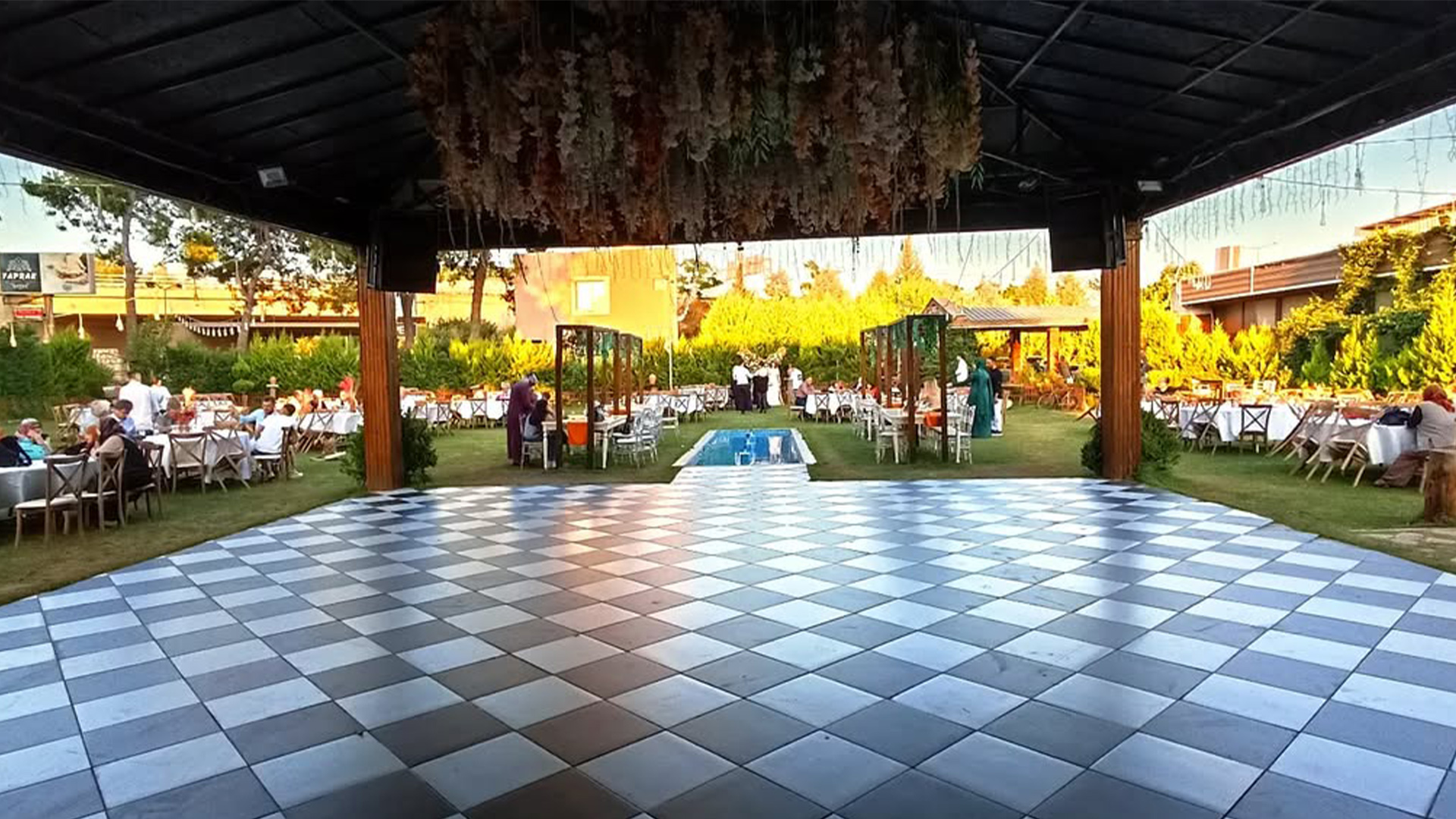 İzmir Düğün Mekanı : Yaprak Kır Düğün Salonu