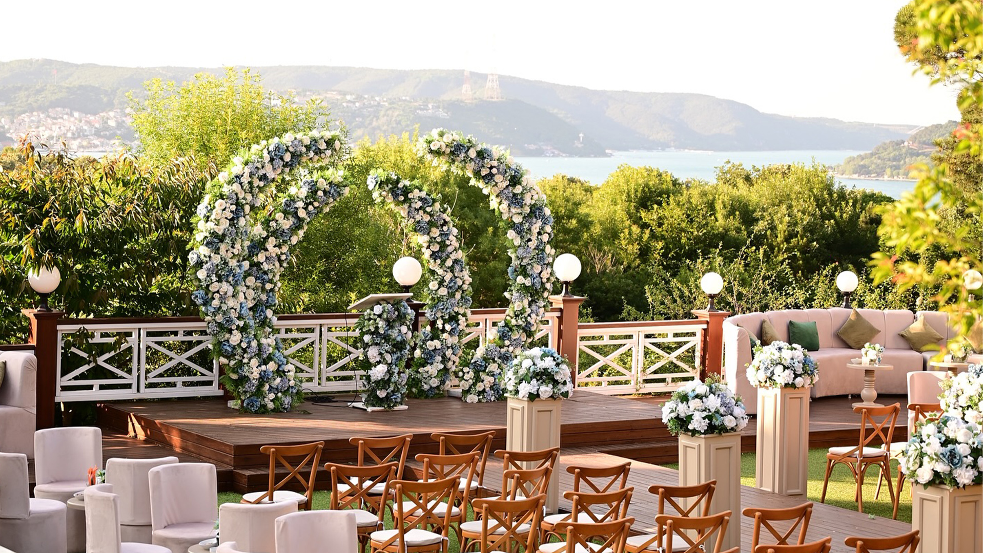 Secret Garden İstanbul Art: Sarıyer’de Boğaz Manzaralı Rustik ve Bohem Kır Düğünü Mekânı